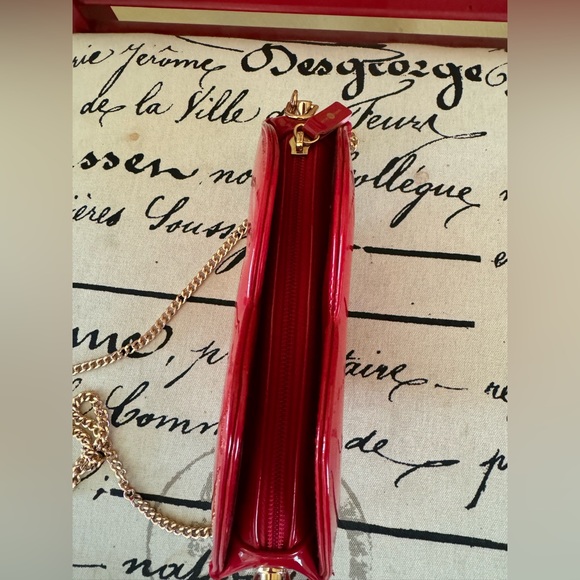 Secret Kisses Red Lip Purse - Picture 4 of 6